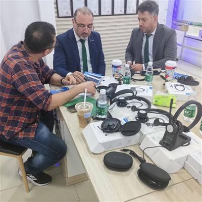 Bem-vindo Marashi para visitar nossa nova fábrica de abelhas